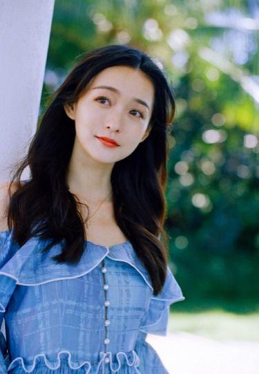 娱乐吃瓜君何泓姗,娱乐吃瓜界的清新小花